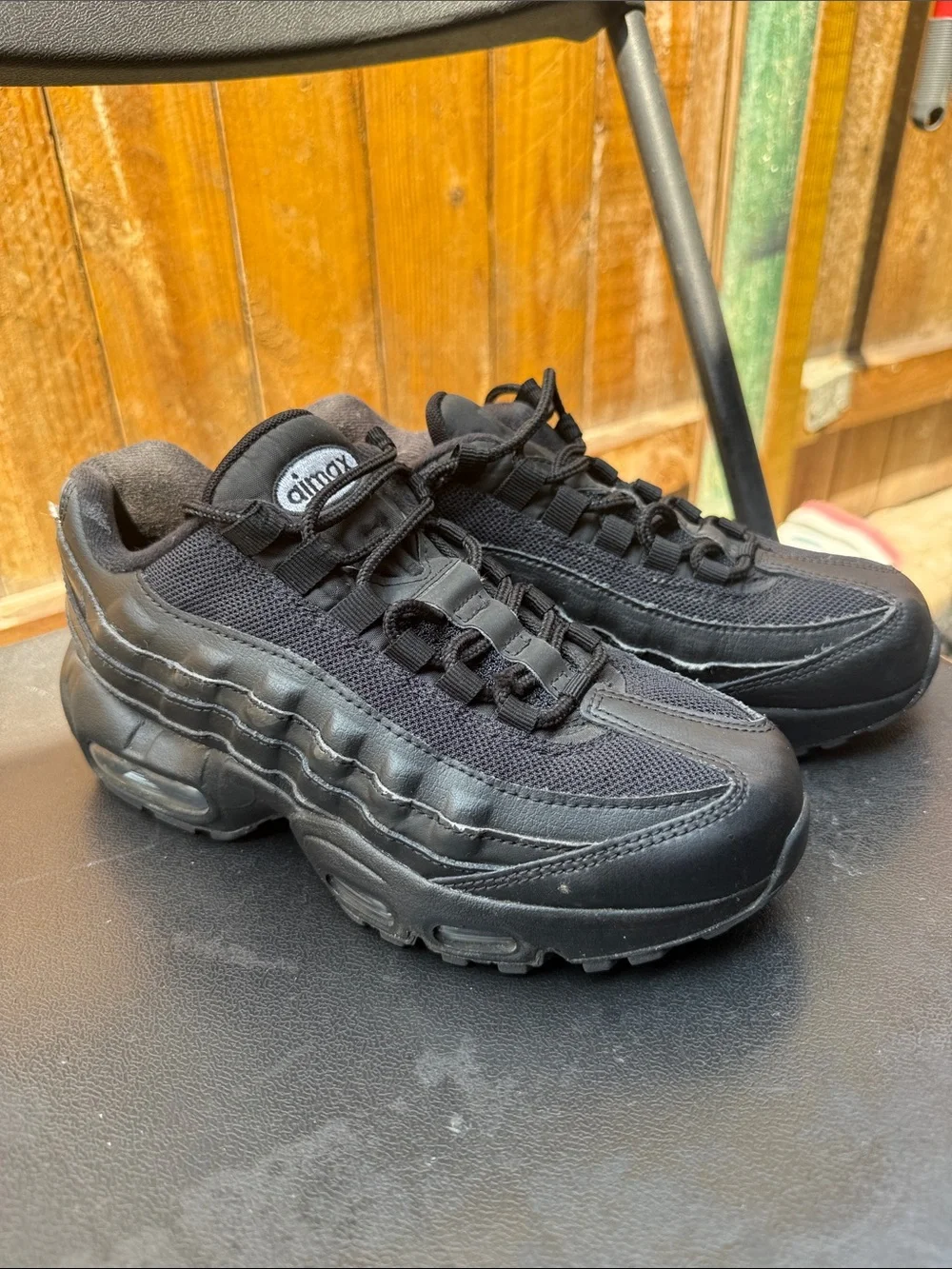 Nike Men's All-Black Low Top Sneakers